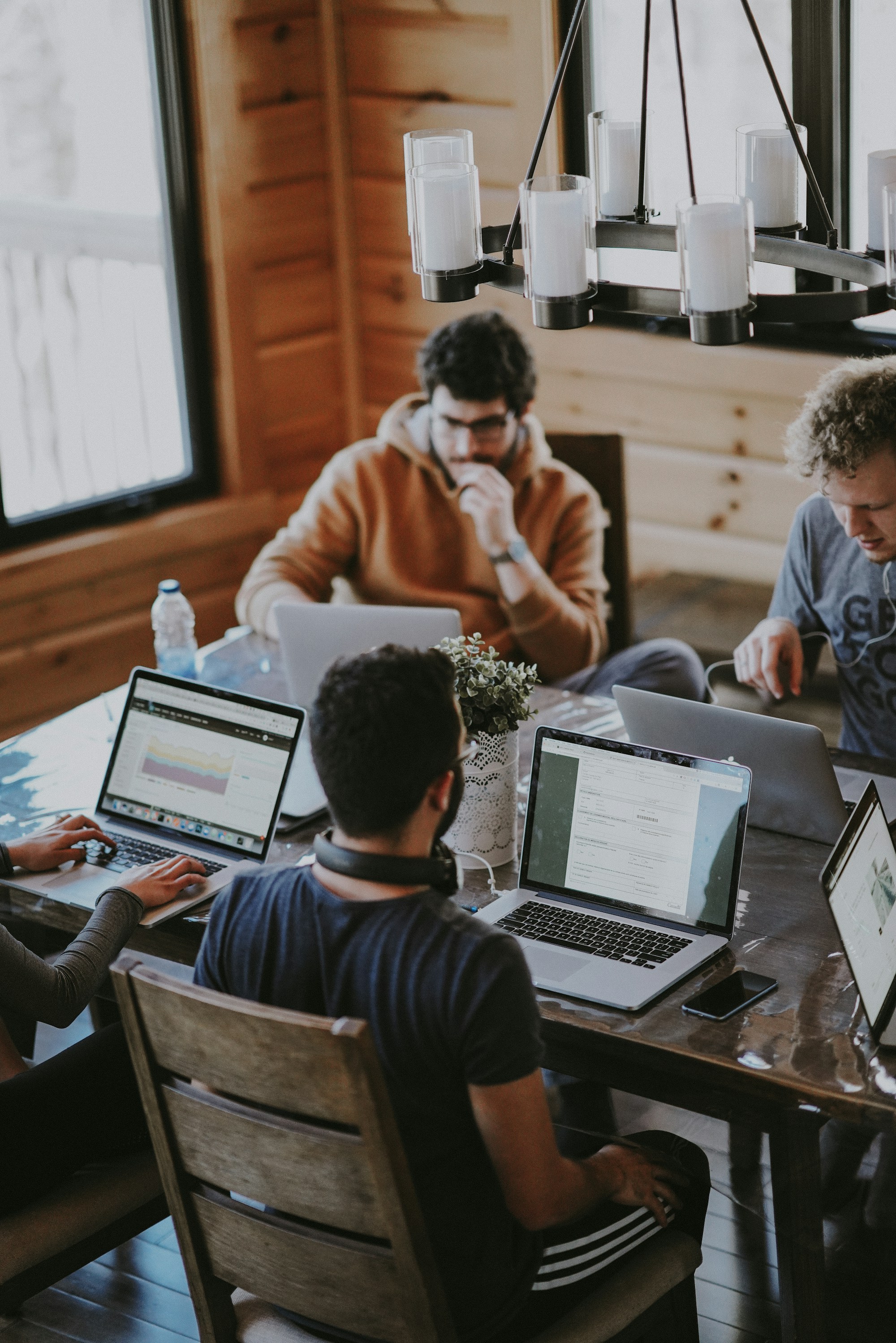 Fotografía de referencia de un equipo trabajando en conjunto; no representa al equipo de Brandit